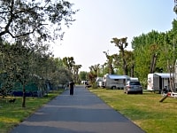 Piazzola tenda o carrello tenda su erba e ghiaia con elettricità