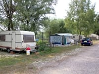 Piazzola tenda, carrello tenda o roulotte su erba e terra con elettricità