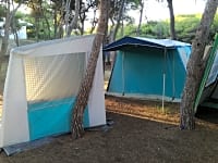 Emplacement pour tente sur sol dur et herbe avec électricité optionnelle (6 personnes)