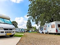 Parcel·la de terra dur amb aigua, llum i desguàs per a autocaravana