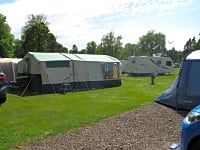 Emplacement pour tente sur herbe avec électricité
