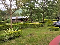 Parcel·la de terra i gespa amb aigua, llum i desguàs per a tenda de campanya, per a remolc tenda o per a caravana