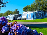 Emplacement pour caravane sur herbe avec électricité