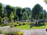 Gras- und erdbedeckter Stellplatz mit optionalem Stromanschluss