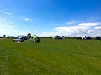 Op gras staplaats voor caravan en/of camper zonder elektriciteit