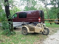 Parcel·la de gespa amb electricitat opcional per a autocaravana