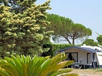 Parcel·la de gespa amb aigua, llum i desguàs (banys privats, prèmium)