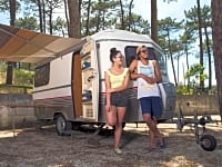 Lote para trailer de brita e terra com eletricidade (2 adultos e 2 crianças)