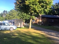 Namiot lub przyczepa namiotowa parcela na trawiastym i żwirowym podłożu z opcjonalnym podłączeniem do prądu
