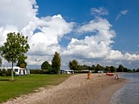 Parcel·la de gespa amb electricitat per a tenda de campanya, per a remolc tenda o per a caravana (al costat de l'aigua)