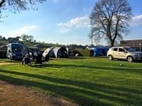 Parcel·la de gespa amb electricitat per a tenda de campanya (2 places)