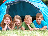 Parcel·la de gespa amb electricitat per a tenda de campanya o per a remolc tenda