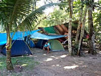 Parcel·la de terra i gespa amb electricitat per a tenda de campanya