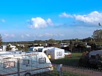 Emplacement sur herbe avec électricité