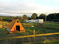 Parcel·la de gespa amb electricitat per a autocaravana