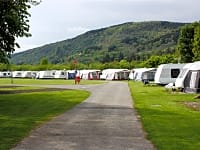 Parcel·la de gespa amb electricitat opcional per a caravanes
