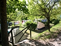Namiot parcela na trawiastym podłożu z opcjonalnym podłączeniem do prądu