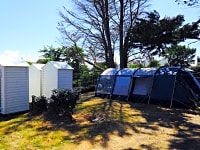 Parcela de césped con toma de agua, luz y desagüe (cuartos de baño privados)