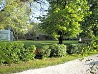 Plass for telt eller for tilhengertelt på gressplen , med strøm (liten)