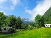 Parcel·la de gespa amb electricitat opcional per a tenda de campanya (comoditat)