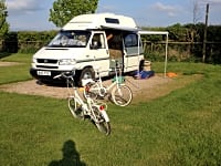 Parcel·la de terra dur amb electricitat opcional per a caravanes