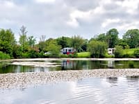 Parcel·la de gespa amb electricitat (vistes a un llac)