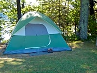 Emplacement pour tente sur herbe avec électricité optionnelle