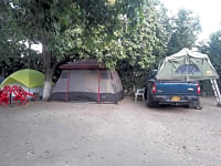Op grind en zand staplaats voor caravan en/of camper , met elektriciteit