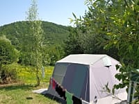Piazzola tenda su terreno battuto e erba senza elettricità