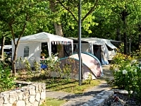 Piazzola roulotte su erba con elettricità facoltativa