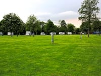 Parcel·la de gespa amb electricitat opcional per a tenda de campanya (sense cotxes, turista de motxilla)