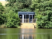 Kingfisher blokhut (aan het water, hot tub)