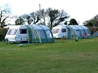 Op gras staplaats voor caravan en/of camper , elektriciteit optioneel