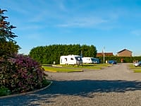 Parcel·la de gespa i terra dur amb electricitat opcional per a caravanes