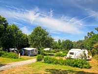 Parcel·la de gespa amb electricitat per a autocaravana