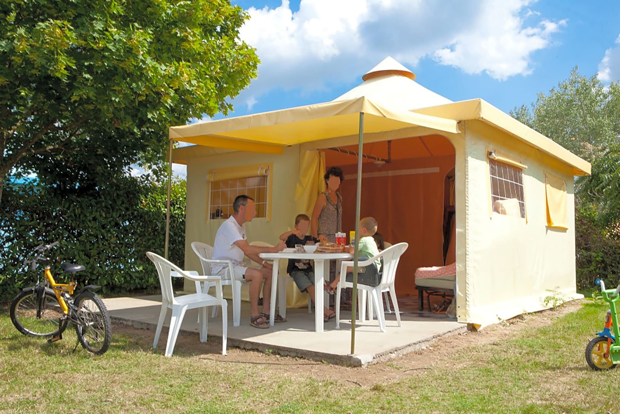 Camping du Bois Vert, Parthenay - Updated 2020 prices - Pitchup®