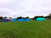 Op verharde ondergrond en gras staplaats voor een tent of camper , elektriciteit optioneel