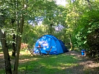Parcel·la de gespa amb electricitat opcional per a tenda de campanya o per a remolc tenda