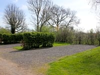 Plass for campingvogn (Grove) på hardt underlag , med strøm (kjæledyrvennlig)
