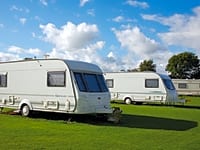 Op gras staplaats voor caravan , met elektriciteit