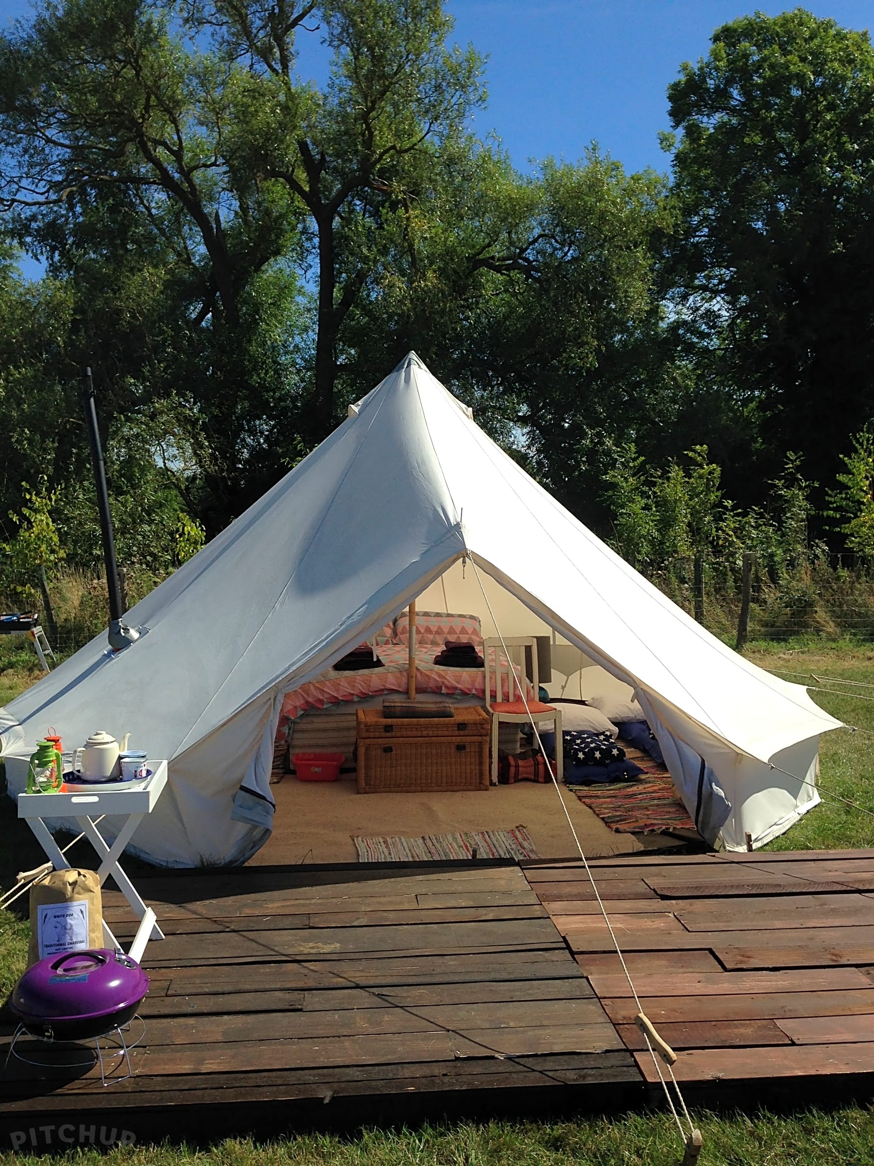 Глэмпинг риверсайд. Глэмпинг зелёный. Глэмпинг риверсайд. Глэмпинг на озере. Белл тенты для глэмпинга.