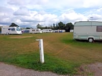 Parcel·la de gespa i terra dur amb electricitat per a caravanes
