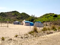 Parcel·la d'arena amb electricitat opcional per a tenda de campanya