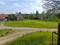 Tomt utan elektricitet på gräs och jord
