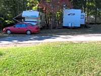 Piazzola roulotte/camper su erba e ghiaia completamente attrezzata (2 adulti e 2 bambini, con ingresso a marcia indietro)