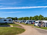 Parcel·la de terra dur amb aigua, llum i desguàs per a caravanes