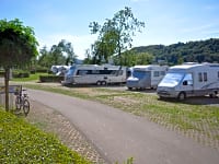 Kiesbedeckter Wohnmobil-Stellplatz mit optionalem Stromanschluss