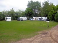 Op gras staplaats voor caravan en/of camper , met elektriciteit