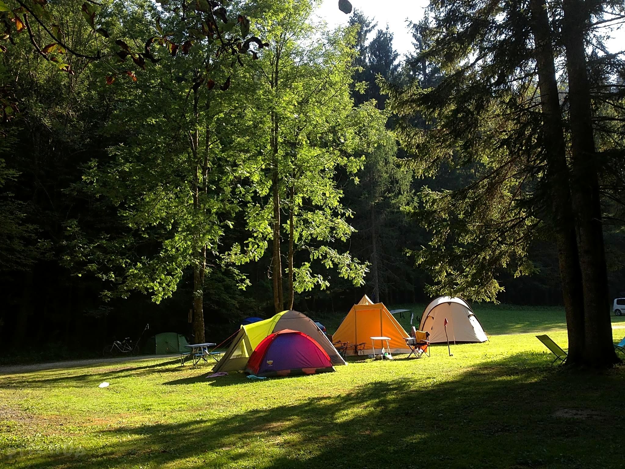 Кемпинги рядом. Эко Кемп. Эко-кемпинг «корен Словения. Палаточный парк. Палатка в парке.