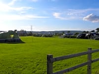 Parcel·la de gespa amb electricitat opcional per a tenda de campanya, per a remolc tenda o per a caravana